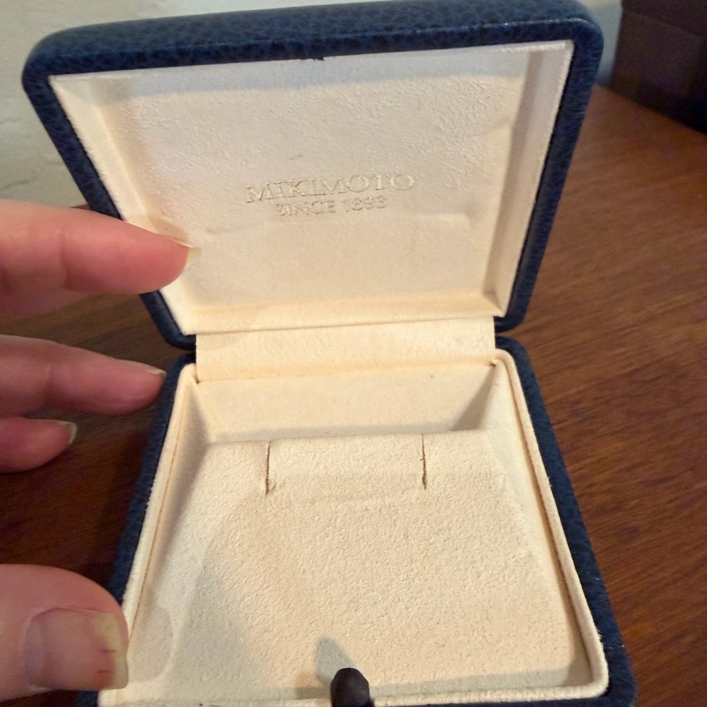 Mikimoto Luxurious Blue and Cream Jewelry Case - Picture 4 of 5